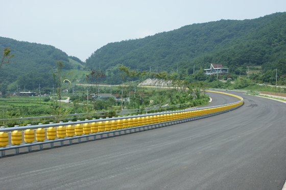 Buy Double Buckets Or Single Bucket Roller Crash Barrier with 3.5 Mm Thickness Standard JT/T281-2007 online manufacture