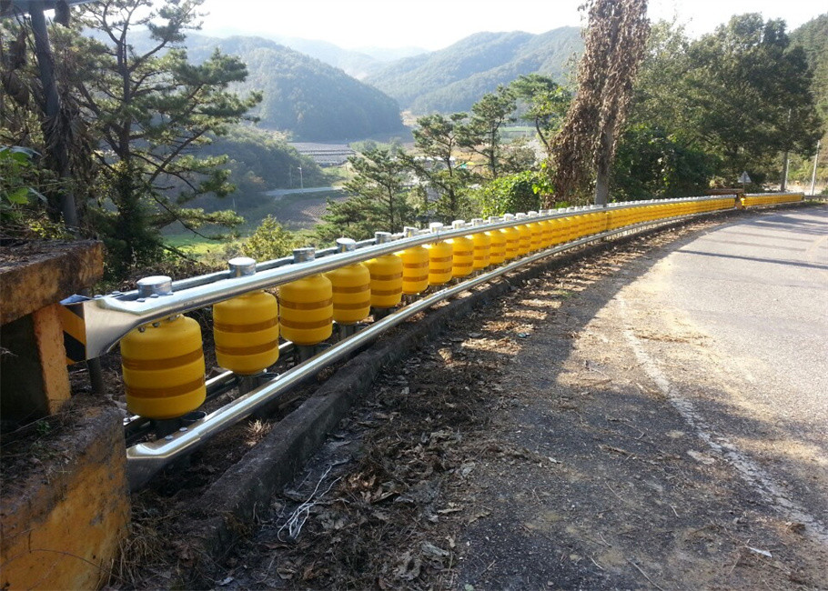 Highway Guardrail Anti Collision Facility Roller EVA Rotary Barrel