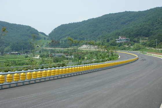 Good price Customed Allowed Rolling Barrier with Guardrail Mesh Size 50x200mm Engineered to Provide Robust Safety and Site Access Control online